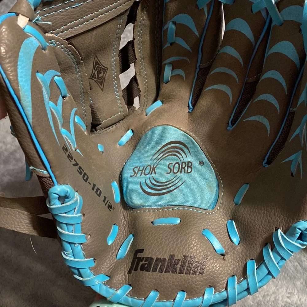 Pair of baseball gloves - Picture 2 of 6